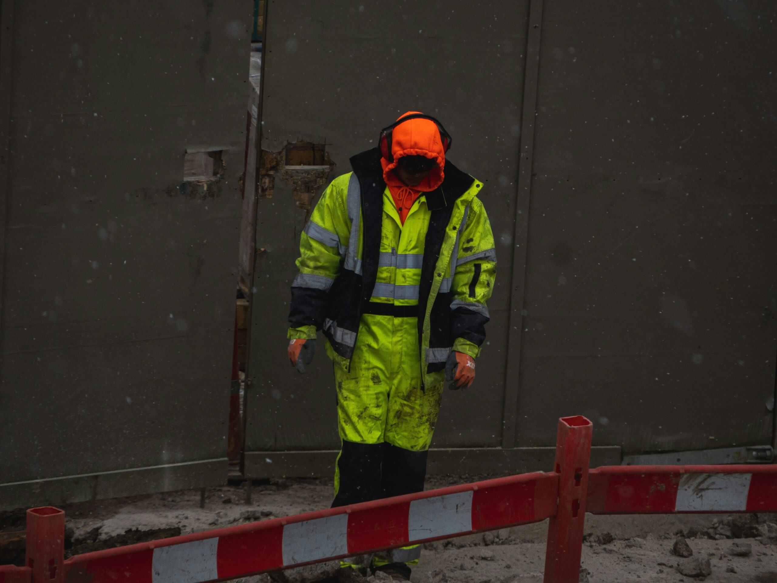 Climber falling due to faulty gear