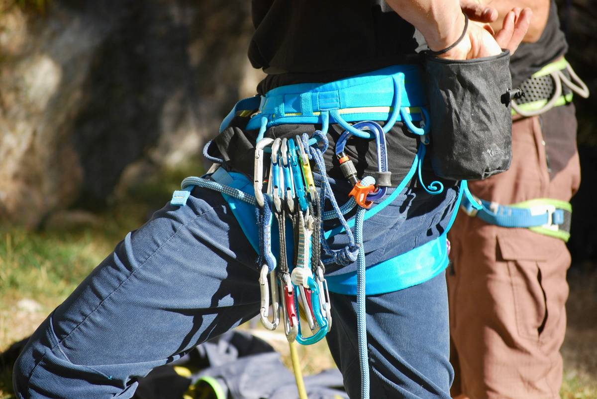 A checklist including 'Inspect for wear,' 'Adjust fit,' and 'Double-check carabiner attachment.'